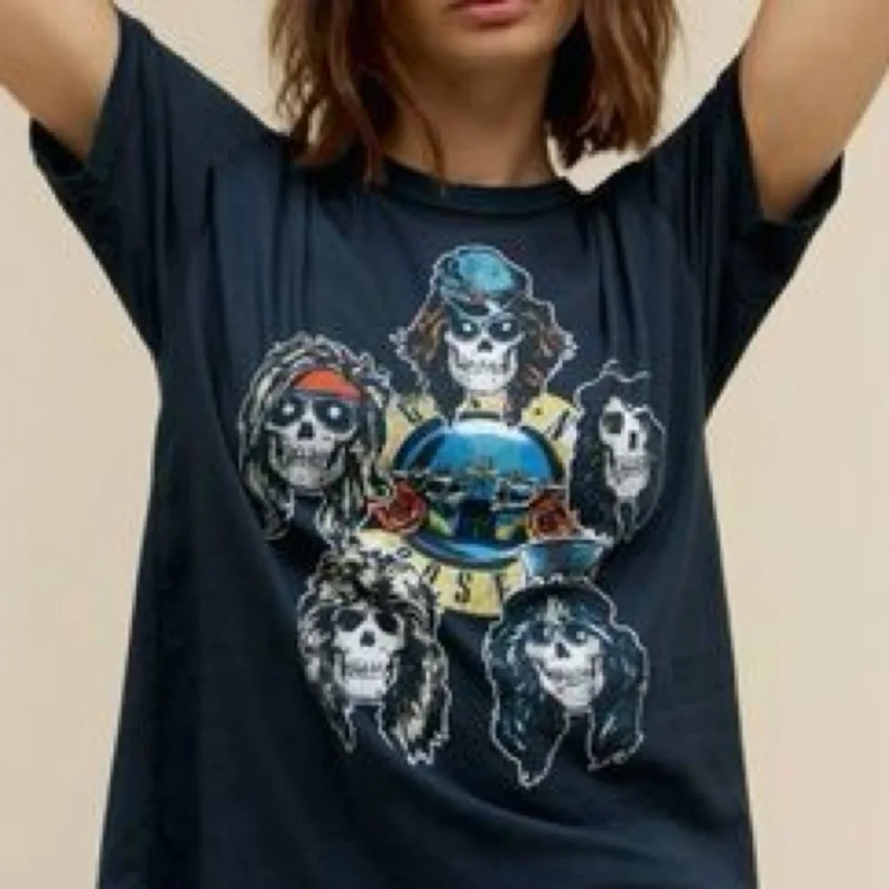 ⭐️Minor Flaw-Daydreamer Guns N' Roses Skull Heads Tee - Picture 7 of 10